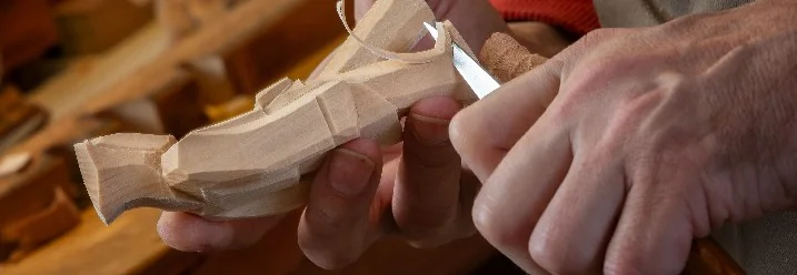 Hände schnitzen Figur aus Holz